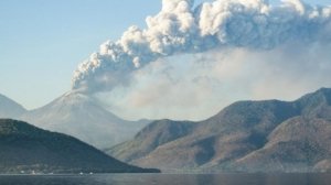 Tangkapan foto Gunung Lewotobi. (Sumber: AFP/ Arnold Welianto)