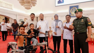 Viral Pungut Sisa Kue HUT RI, Dua Bocah di Gowa Dapat Hadiah dari Gubernur dan Kapolres 4