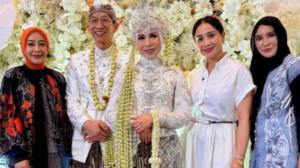 Rayakan 30 Tahun Pernikahan, Melly Goeslaw dan Anto Hoed Gelar Resepsi Bak Pengantin Baru 8