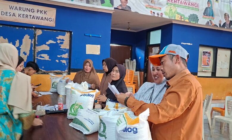 Desa Kertawangi bagikan bantuan beras kepada 1401 warga.