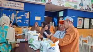 Desa Kertawangi bagikan bantuan beras kepada 1401 warga.
