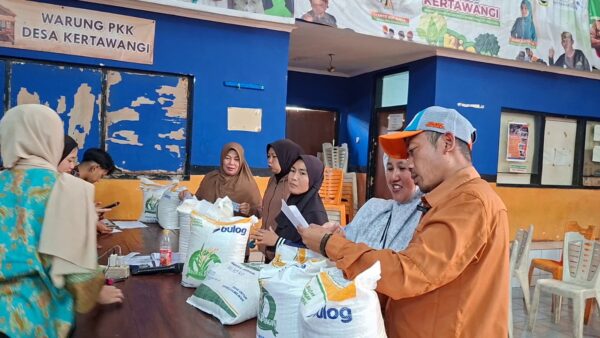 Desa Kertawangi bagikan bantuan beras kepada 1401 warga.