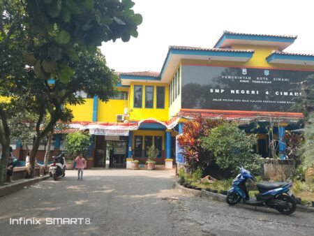 Gedung Sekolah SMP Negeri 4 Kota Cimahi yang nampak asri dan bersih.
