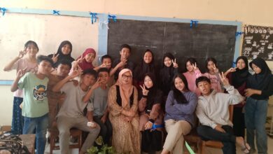 Siswa-siswi Kelas 7 J SMP Negeri 4 Kota Cimahi, didampingi Wali Kelas Weksa Puri Canten Prakasa.