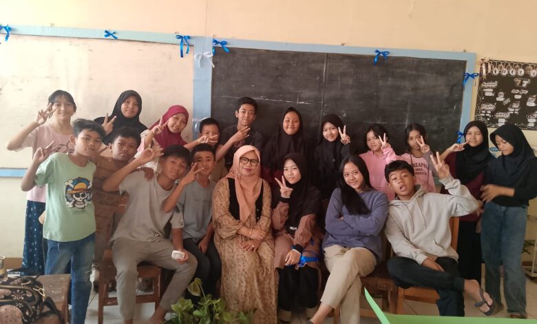 Siswa-siswi Kelas 7 J SMP Negeri 4 Kota Cimahi, didampingi Wali Kelas Weksa Puri Canten Prakasa.