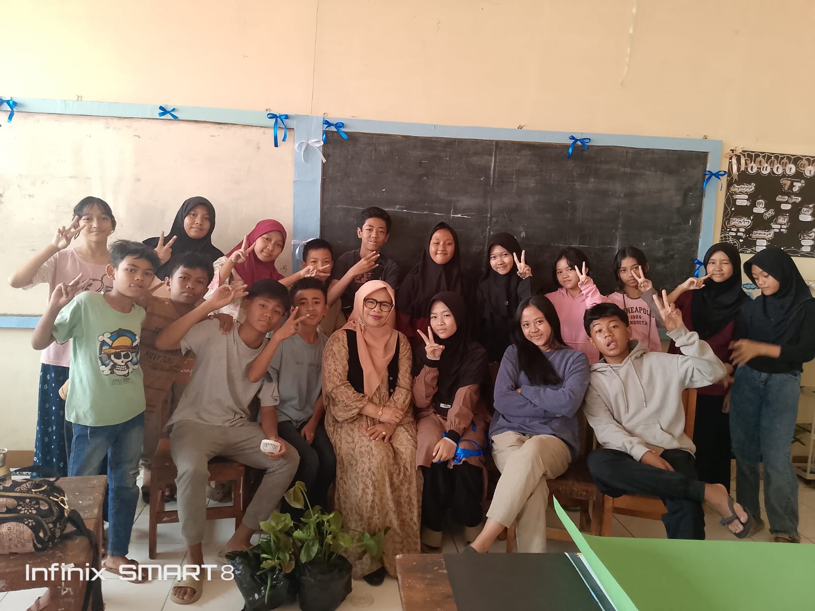 Siswa-siswi Kelas 7 J SMP Negeri 4 Kota Cimahi, didampingi Wali Kelas Weksa Puri Canten Prakasa.