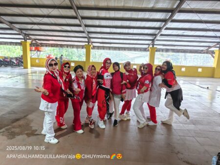 Ketua ASKI Kota Cimahi, Erna S Kartaatmajha bersama para anggota, berfoto bersama usai melaksanakan Senam Cimahi Mantap Makin HEPI