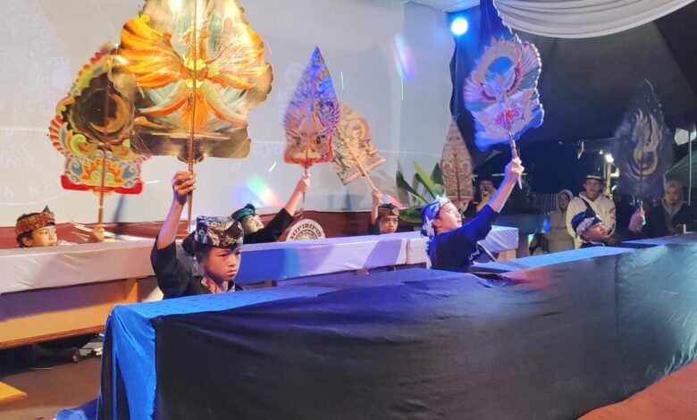 Para Dalang Cilik pamer kebolehan di Acara HIPIBIPIS Desa Kertawangi.