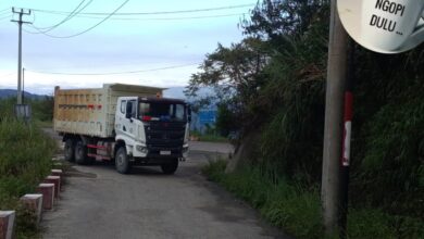 Sejumlah kendaraan tutup jalan menuju proyek PLTA Upper Cisokan.