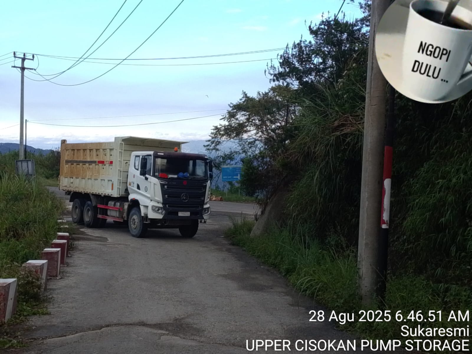 Sejumlah kendaraan tutup jalan menuju proyek PLTA Upper Cisokan.