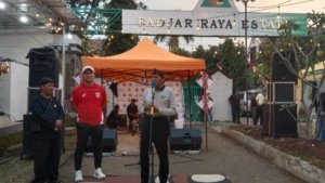 Wali Kota Cimahi, Ngatiyana didampingi Lurah Cibabat Bambang Wahyu Purwasto saat berikan sambutan di Culinary Night Cibabat, Sabtu 2/8/2025.