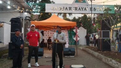 Wali Kota Cimahi, Ngatiyana didampingi Lurah Cibabat Bambang Wahyu Purwasto saat berikan sambutan di Culinary Night Cibabat, Sabtu 2/8/2025.