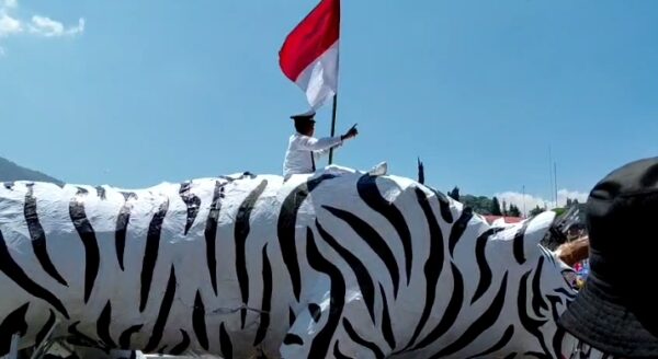 Steve Ewon saat menunggangi Harimau Putih Raksasa.