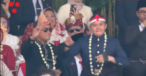 Momen Spontan Seskab Teddy Ikut Menari Pacu Jalur di Istana Merdeka 2