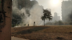 Pembersihan Sisa Gas Air Mata Usai Demo di DPR, Damkar dan TNI Turun Tangan 4