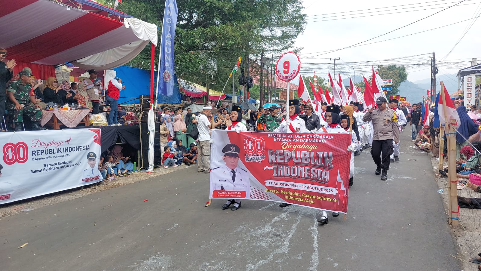 Pawai Pembangunan Kecamatan Darmaraja dalam Rangka HUT RI ke 80 disambut Meriah Ribuan Warga