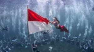 Peringati HUT ke-80 RI, Gubernur Maluku Utara Kibarkan Bendera di Bawah Laut 9