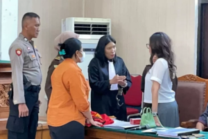 Nikita Mirzani Cekcok dengan Jaksa Usai Sidang TPPU di PN Jaksel 3