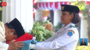 Presiden Prabowo Tunjukkan Rasa Hormat dengan Mencium Bendera Sebelum Pengibaran 11