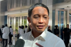 Raja Juli Antoni Jelaskan Soal Foto Main Domino dengan Tersangka Pembalak Liar 5
