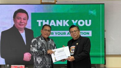 Yudi Surjadi, S.H., S.E., M.H., M.Si., M.M., PhD menerima sertifikat Narasumber dari Prof. Dr. Senen Machmud,, S.E., M.Si