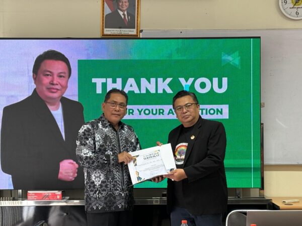 Yudi Surjadi, S.H., S.E., M.H., M.Si., M.M., PhD menerima sertifikat Narasumber dari Prof. Dr. Senen Machmud,, S.E., M.Si