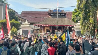Ratusan mahasiswa gelar aksi damai di depan pendopo DPRD Kota Cimahi, Selasa, 2/09/2025.