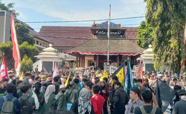 Ratusan mahasiswa gelar aksi damai di depan pendopo DPRD Kota Cimahi, Selasa, 2/09/2025.