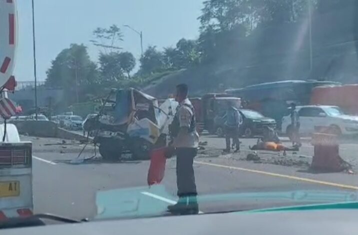 Korban tergeletak diantara mobil derek yang terlihat rusak berat.