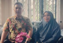 Kepala sekolah SMK Dharma Pertiwi Dr. Nia Kurniasih, M.Pd., M.M., Gr., CAP., QPOA., CHRME., CNPS didampingi Kuasa hukumnya, Dicky Aditya Nugraha, S.H., M.H., C.Med.