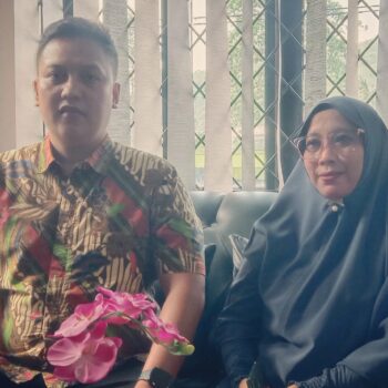 Kepala sekolah SMK Dharma Pertiwi Dr. Nia Kurniasih, M.Pd., M.M., Gr., CAP., QPOA., CHRME., CNPS didampingi Kuasa hukumnya, Dicky Aditya Nugraha, S.H., M.H., C.Med.