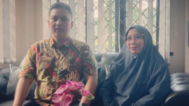 Kepala sekolah SMK Dharma Pertiwi Dr. Nia Kurniasih, M.Pd., M.M., Gr., CAP., QPOA., CHRME., CNPS didampingi Kuasa hukumnya, Dicky Aditya Nugraha, S.H., M.H., C.Med.