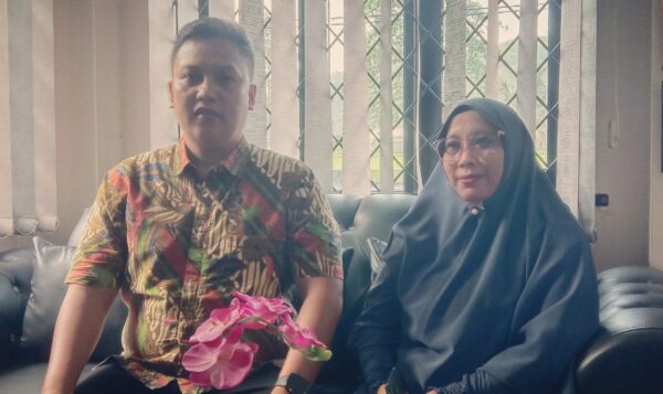 Kepala sekolah SMK Dharma Pertiwi Dr. Nia Kurniasih, M.Pd., M.M., Gr., CAP., QPOA., CHRME., CNPS didampingi Kuasa hukumnya, Dicky Aditya Nugraha, S.H., M.H., C.Med.