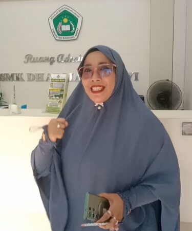 Kepala Sekolah SMK Dharma Pertiwi, Kabupaten Bandung Barat Dr. Nia Kurniasih, M.Pd., M.M., Gr., CAP., QPOA., CHRME., CNPS