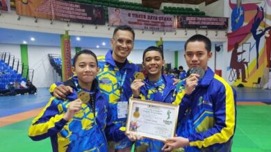 Raden Rizky Rukhiyat Koordinator Cabor Tarung Derajat Kota Bandung bersama atlet Popda Jabar XIV/2025.