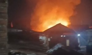 ‎Diduga Pelaku Kecewa, Hingga Bakar Rumahnya Sendiri  2