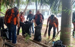 ‎Turut Jaga Kebersihan Lingkungan, MPC Pemuda Pancasila Kota Cimahi Lakukan Aksi Beberesih Di Alun Alun 4