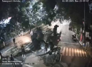 Bentrok di Sekitar Kampus Unisba dan Unpas, Polisi Tembakkan Gas Air Mata 4