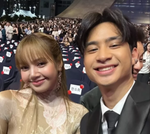 Devano Danendra Bagikan Foto Bersama Lisa BLACKPINK, Netizen Heboh: Ini Asli, Bukan Editan! 5