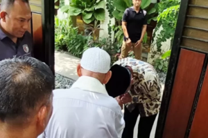 Sambut Kedatangan, Jokowi Cium Tangan Abu Bakar Ba’asyir 3