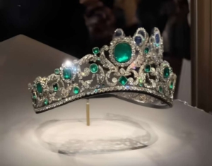 Koleksi Perhiasan Kerajaan yang Dicuri dari Musée du Louvre: Daftar Lengkap 4