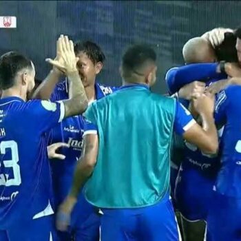 Pemain Persib Bandung rayakan kemenangan.