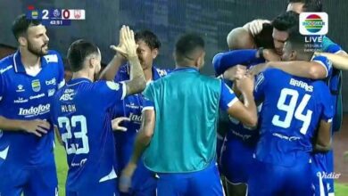 Pemain Persib Bandung rayakan kemenangan.