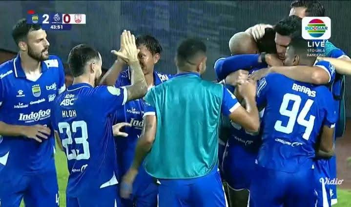 Pemain Persib Bandung rayakan kemenangan.