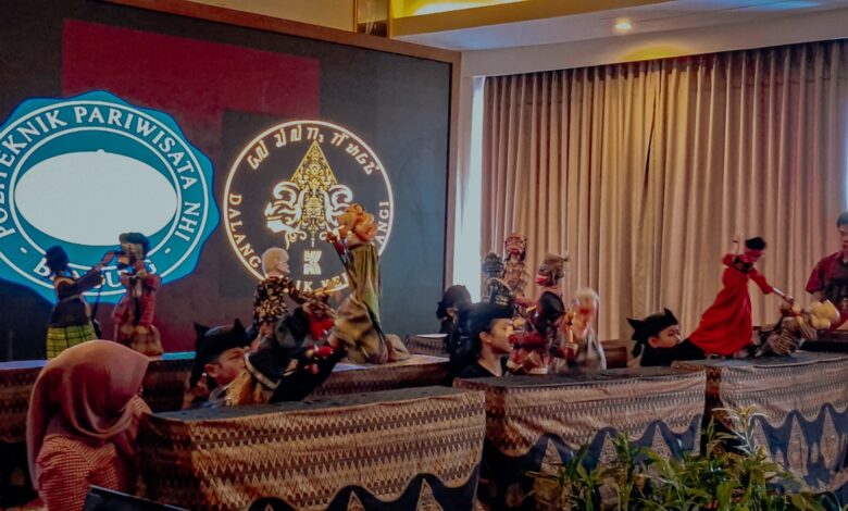 Dalang Cilik Desa Kertawangi tampil memukau.