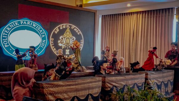 Dalang Cilik Desa Kertawangi tampil memukau.