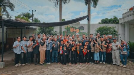 Para dalang cilik berfoto bersama sejumlah stakeholder Kabupaten Bandung Barat usai tampil dalam acara peresmian UMKM BUMDES Desa Kertawangi, Kamis, 23/10/2025.