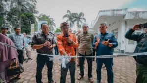 Kepala Desa Kertawangi Kolaborasi Bersama Poltekpar NHI Bandung Resmikan Gerai UMKM Desa 1