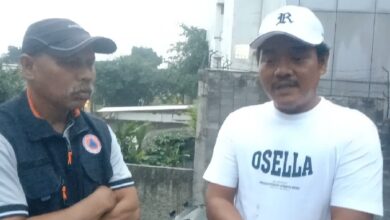 Ketua RW 03, Kelurahan Karangmekar, Kota Cimahi, Hijrun Rence saat mendampingi warga, Rusnadi dalam pengerjaan TPT Sungai Cibolang.