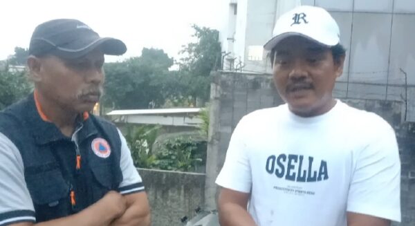 Ketua RW 03, Kelurahan Karangmekar, Kota Cimahi, Hijrun Rence saat mendampingi warga, Rusnadi dalam pengerjaan TPT Sungai Cibolang.